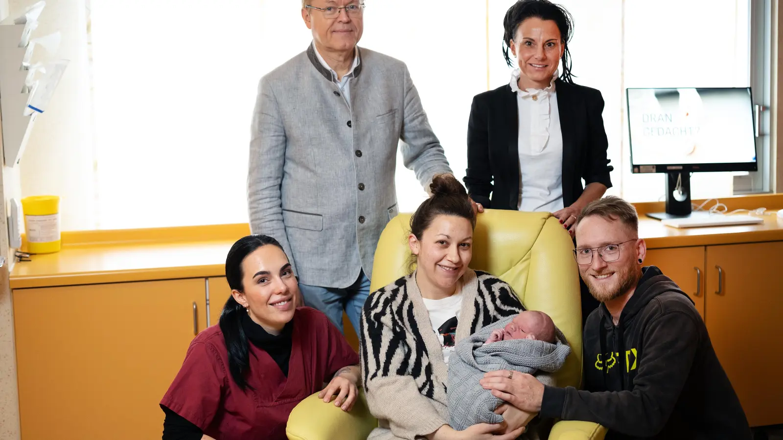 Glückwunsche an die Eltern Melissa Fuchs und Axel Stang überbrachten ANregiomed-Vorstand Dr. Gerhard M. Sontheimer, Hebamme Marisa Ehret und Pflegedirektorin Manuela Herzog-Wehrer (hinten rechts).  (Foto: ANregiomed)