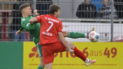 Dass Riko Manz (links, hier mit dem Memminger Pascal Maier) fehlt, ist bei der SpVgg Ansbach so selten wie ein Lottogewinn. (Foto: Martin Rügner)