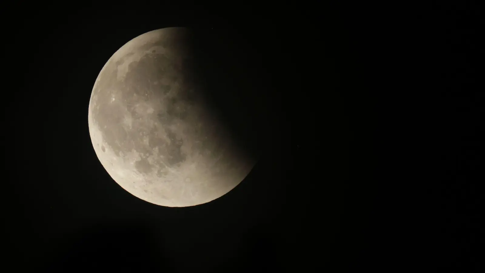 Am Freitag wird der Mond zum Teil vom Erdschatten verdunkelt. (Foto: Thomas Warnack/dpa)