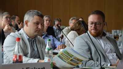 Ein Bild mit Symbolcharakter: Bei der Sitzverteilung zur Bürgermeister-Dienstversammlung war darauf geachtet worden, dass Philipp Flierl, (links) neuer Bürgermeister in Bad Windsheim, und sein ebenfalls neu gewählter Neustädter Amtskollege Alexander Müller, direkt nebeneinander sitzen. Die beiden verstanden sich offenbar gut – eine potenzielle Rivalität der beiden größten Landkreisstädte soll so im Keim erstickt werden,  (Foto: Patrick Lauer)