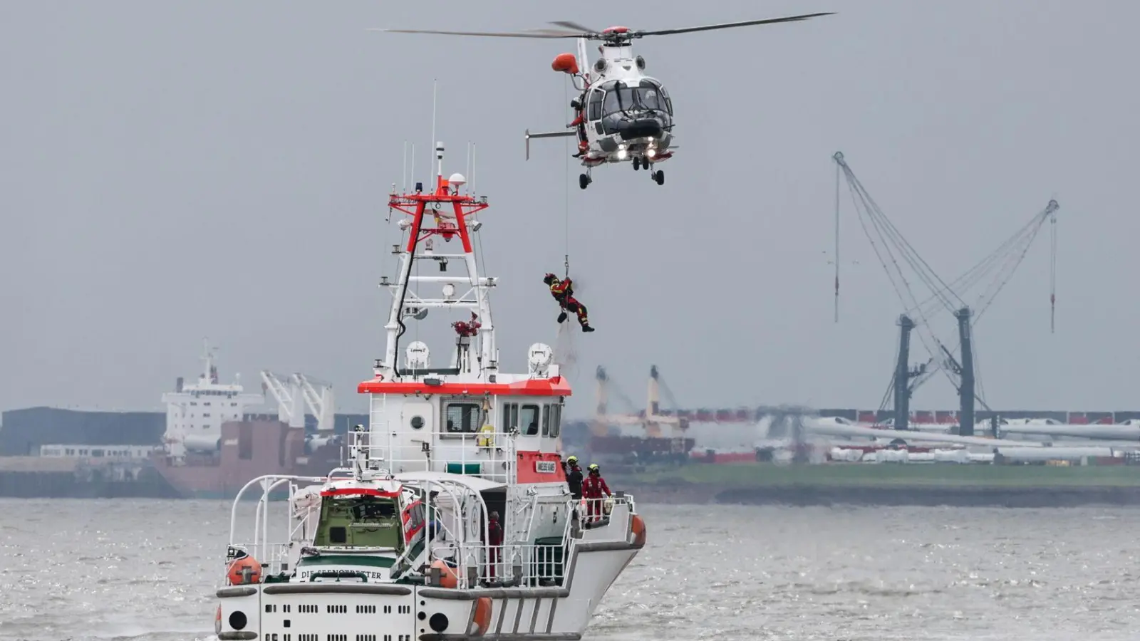 Tag der Seenotretter: Hubschraubereinsatz trifft auf maritime Action (Foto: Focke Strangmann/dpa)
