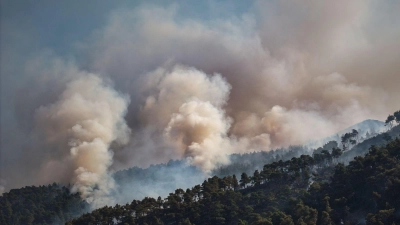 Rauch steigt in den Himmel am fünften Tag in Folge eines Waldbrandes in der Nähe der Stadt Rabia, Syrien, in der Region Latakia. (Foto: Ghaith Alsayed/AP/dpa)