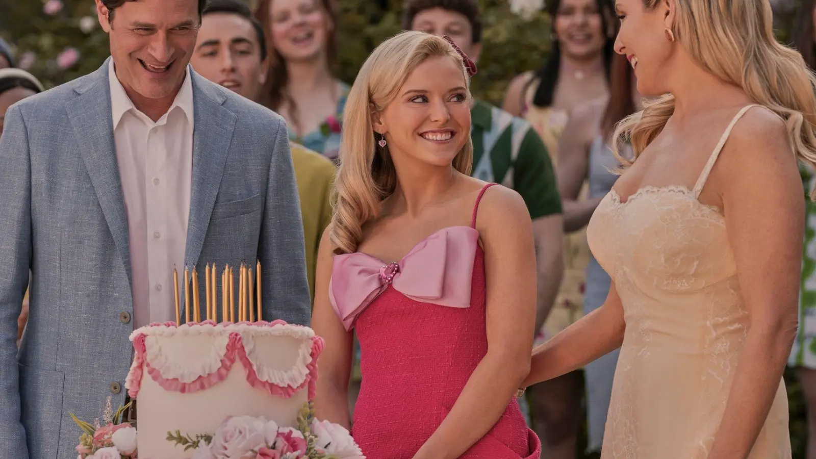 Einst wurde Elle von Reese Witherspoon gespielt, im Prequel tritt Lexi Minetree (mittig im Bild) in die Fußstapfen des Hollywood-Stars. (Foto: Jessica Brooks/Amazon Prime/dpa)