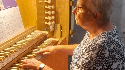 Heidi Keßler spielt schon seit mehr als fünf Jahrzehnten die Orgel während der Gottesdienste im Münchsteinacher Münster. Seit Langem organisiert sie inzwischen auch den Orgelsommer. (Foto: Sandra Buchwald)