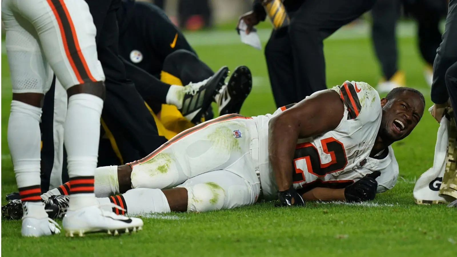 Nick Chubb liegt verletzt am Boden. (Foto: Matt Freed/AP/dpa)