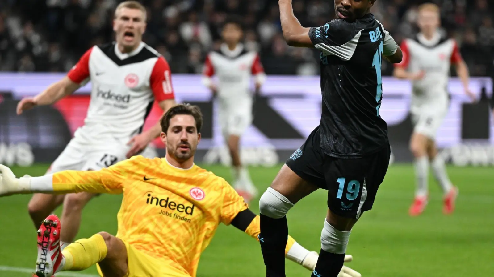 Leverkusens Nathan Tella (r) sorgte bei Eintracht Frankfurt für die 1:0-Führung. (Foto: Arne Dedert/dpa)