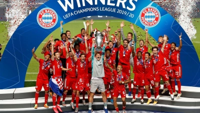 Der letzte Münchner Champions-League-Triumph fiel in die Corona-Zeit. Manuel Neuer reckt den Pokal in die Höhe. (Archivbild) (Foto: Matthew Childs/Pool Reuters/AP/dpa)