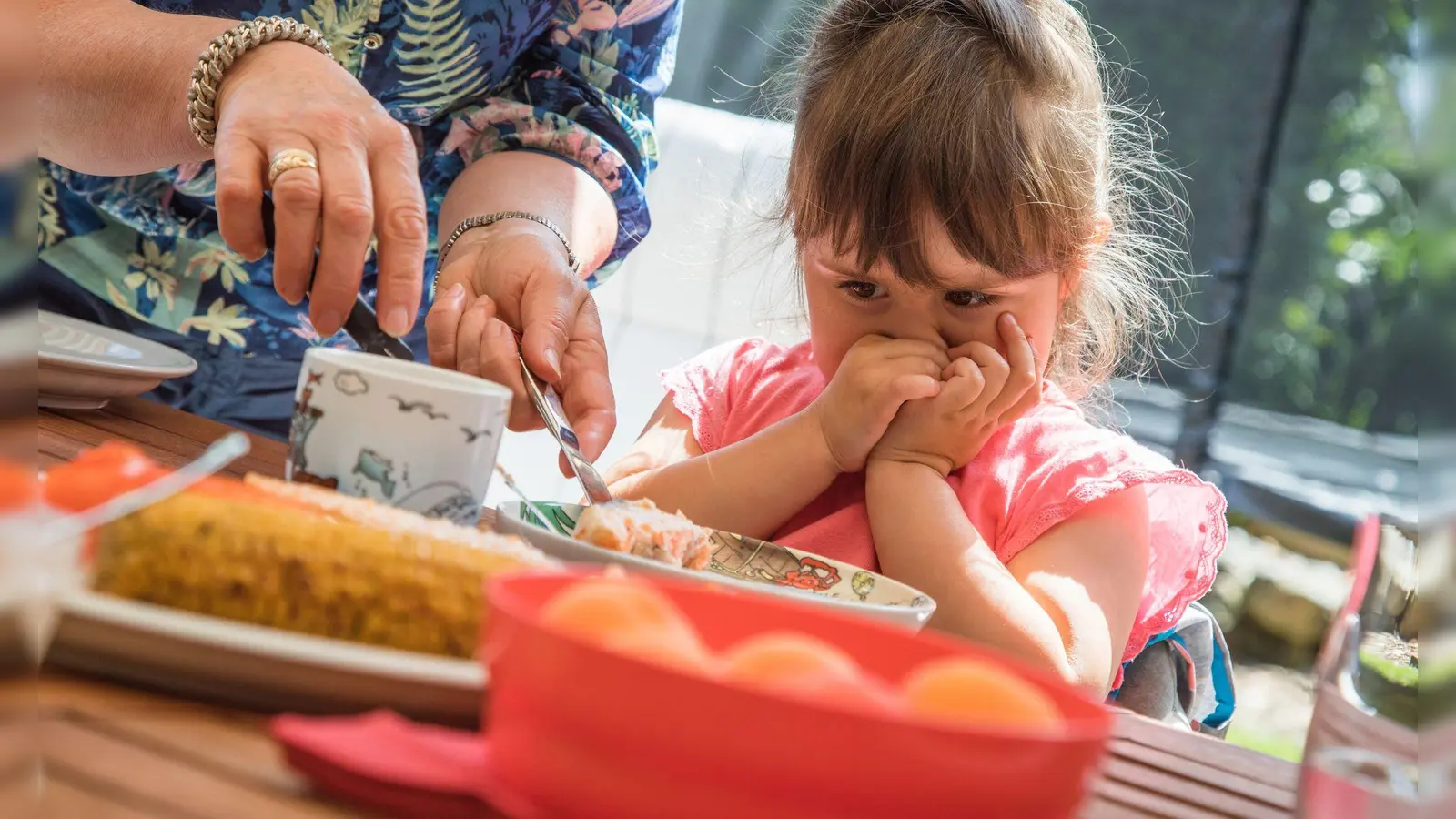Der Blick des Kindes auf den Teller spricht Bände. Eltern sollten jetzt nicht mit Drohungen drängen, dass das Kind das gegen seinen Willen essen muss. (Foto: Christin Klose/dpa-tmn)