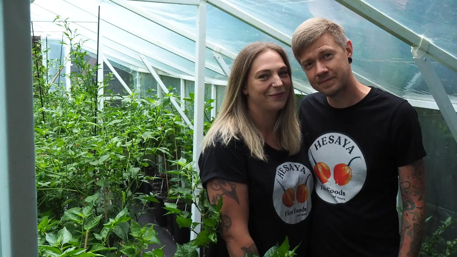 Die Chili- und Paprikapflanzen für ihre scharfen Soßen bauen Yvonne und Markus Römischer direkt im eigenen Garten an. Zum Wetterschutz dienen Gewächshäuser. (Foto: Sophia Schmidt)