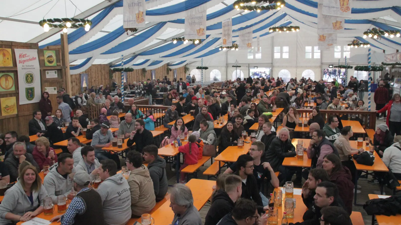 Ob in der Riesenschaukel, im Zelt oder am Schießstand: Beim Frühlingsfest in Ansbach ist für alle etwas geboten. (Foto: Robert Maurer)