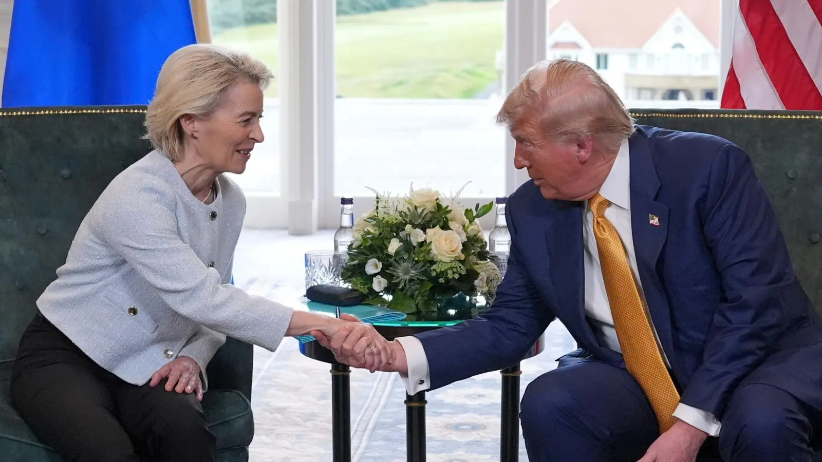 Die USA und die EU haben sich auf eine Grundsatzvereinbarung im Zollstreit geeinigt.  (Foto: Jacquelyn Martin/AP/dpa)