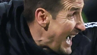 Miroslav Klose pusht seine Nürnberger nach vorne. (Foto: Daniel Karmann/dpa)