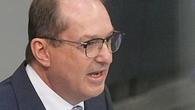 Zum Schutz gegen illegale Drohnenüberflüge plant Innenminister Alexander Dobrindt (CSU) eine Gesetzesreform. (Archivbild) (Foto: Michael Kappeler/dpa)