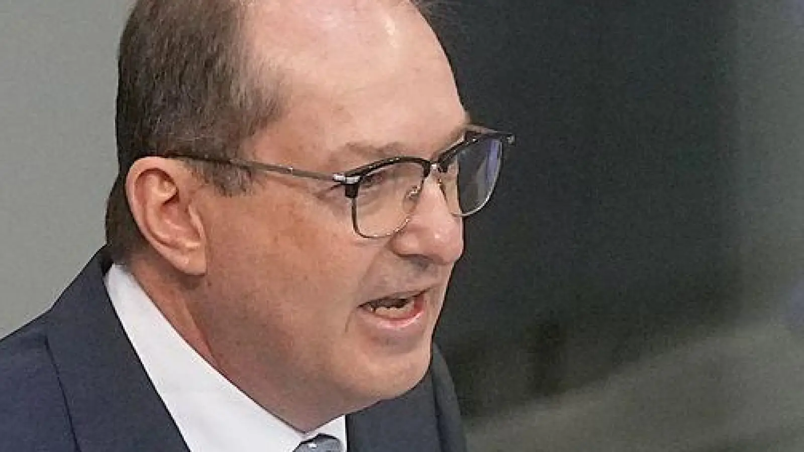 Zum Schutz gegen illegale Drohnenüberflüge plant Innenminister Alexander Dobrindt (CSU) eine Gesetzesreform. (Archivbild) (Foto: Michael Kappeler/dpa)