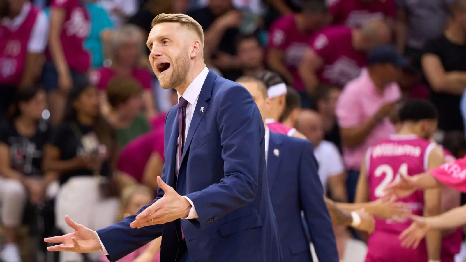 Der Trainer des Basketball-Bundesligisten Telekom Baskets Bonn: Tuomas Iisalo. (Foto: Thomas Frey/dpa)