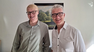 Feuchtwangens Bürgermeister Patrick Ruh (rechts) begrüßte Simon Schindler als neuen Leiter der Abteilung „Tourismus und Veranstaltungen“. (Foto: Stadt Feuchtwangen/Dr. Reinhard Reck)