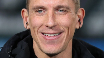 Daniel Bauer freut sich über seine Beförderung beim VfL Wolfsburg. (Foto: Darius Simka/dpa)