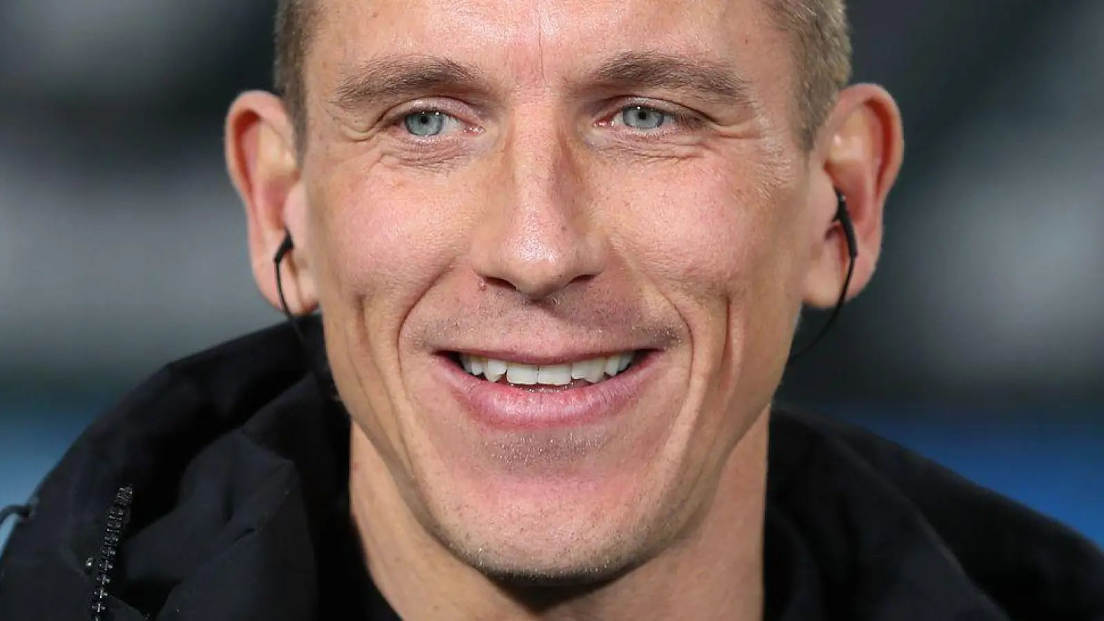 Daniel Bauer freut sich über seine Beförderung beim VfL Wolfsburg. (Foto: Darius Simka/dpa)