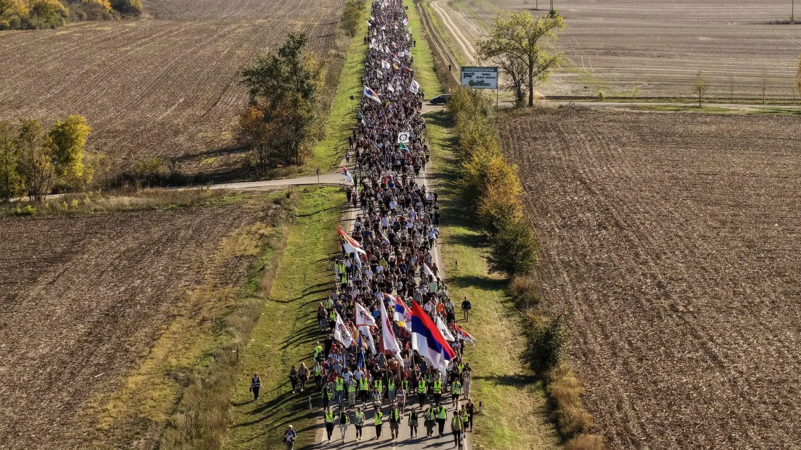 Ein Jahr nach dem Dacheinsturz: Studenten marschieren durch Nordserbien nach Novi Sad. (Foto: Armin Durgut/AP/dpa)