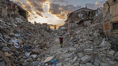 Die Bilder der Zerstörung gingen damals um die Welt. (Foto: Alessandro Di Meo/ANSA/dpa)