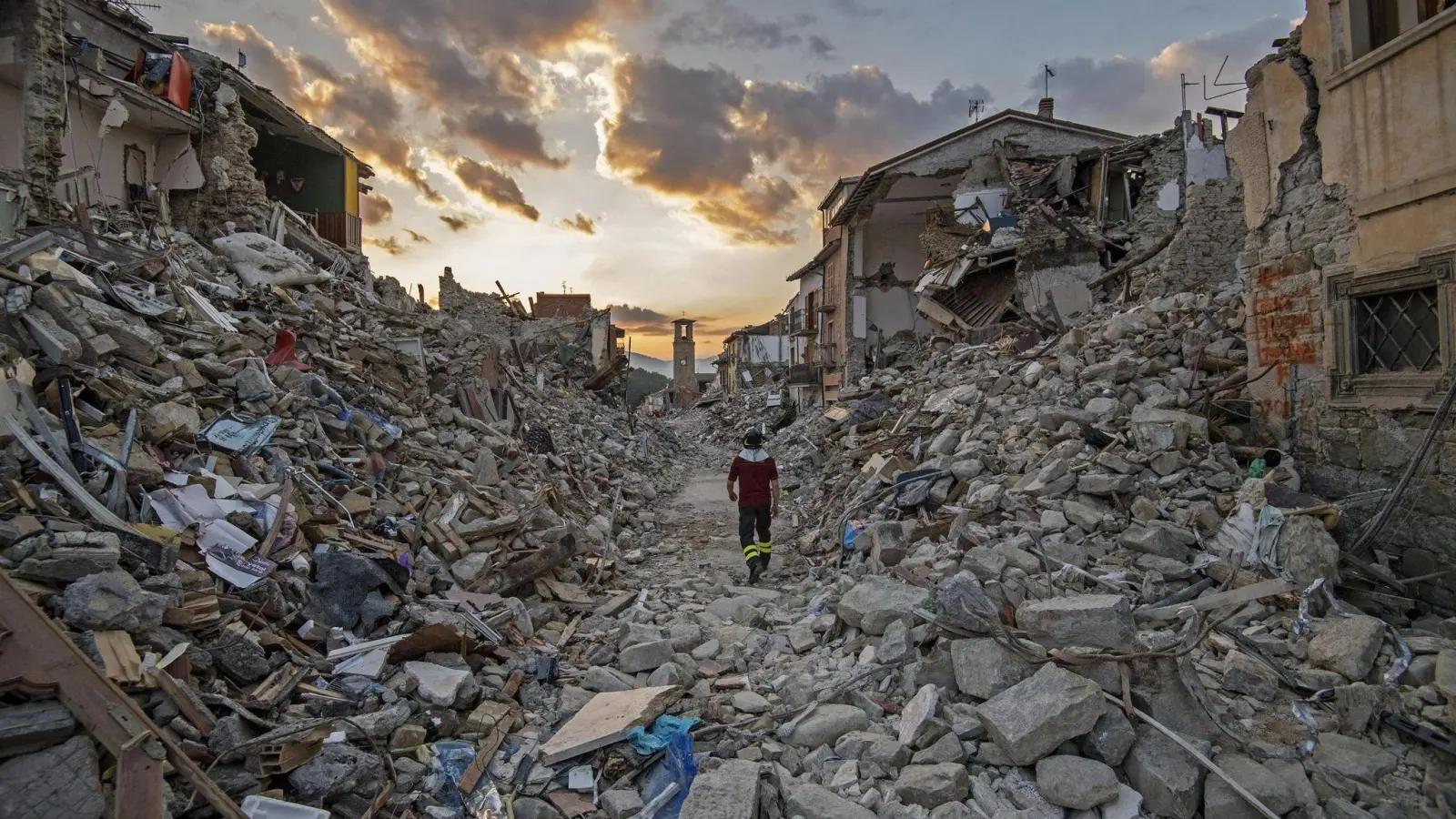 Die Bilder der Zerstörung gingen damals um die Welt. (Foto: Alessandro Di Meo/ANSA/dpa)