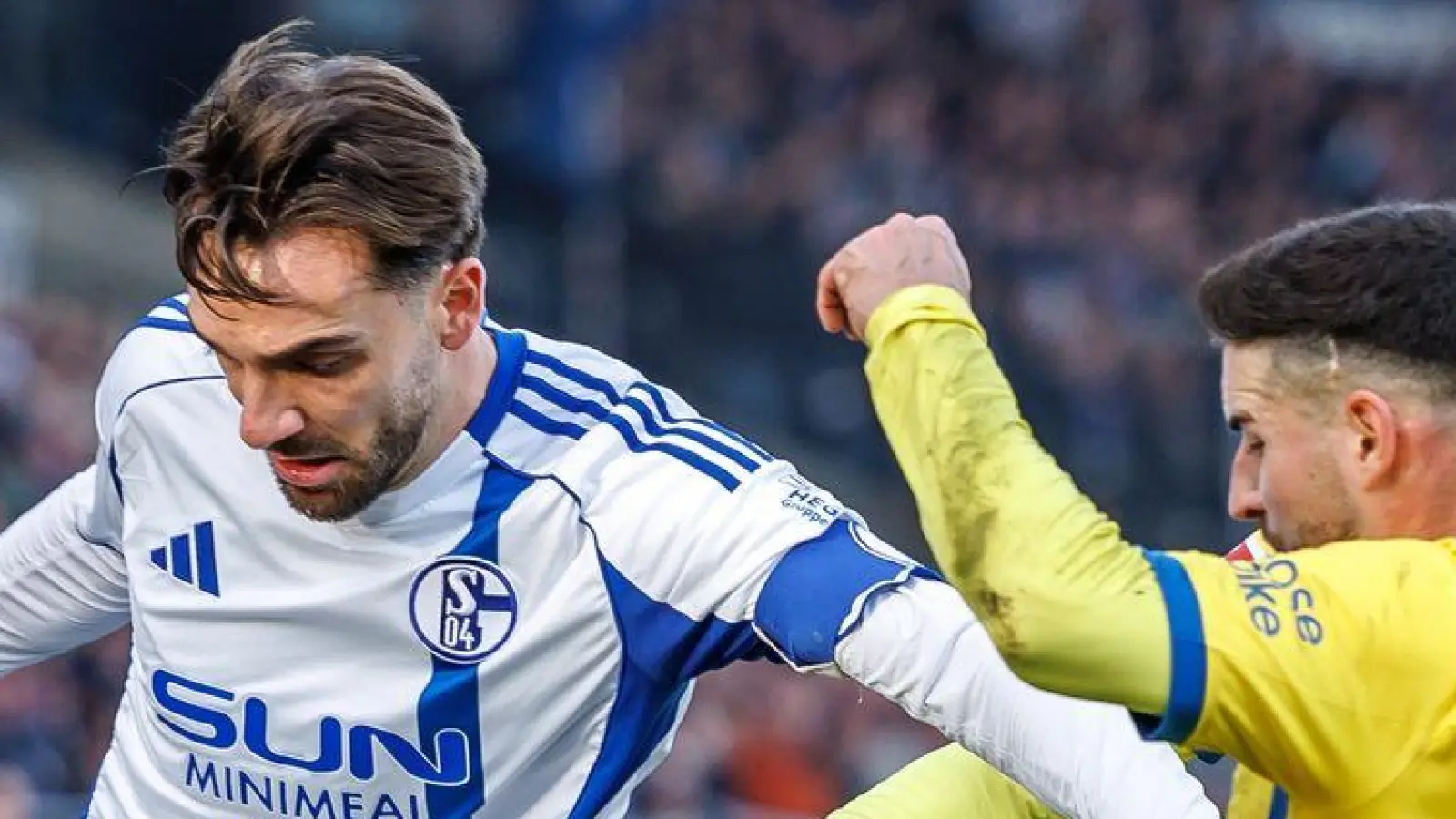 Die Braunschweiger Johan Gomez (verdeckt, Eintracht Braunschweig) und Robin Heußer bedrängen den Schalker Kenan Karaman (l). (Foto: Andreas Gora/dpa)