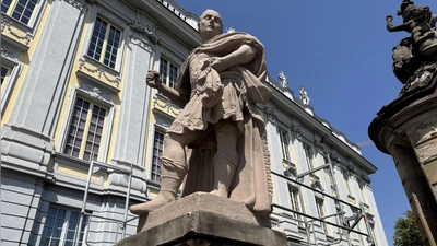 Stolz steht der römische Herrscher mit Tunika und Feldherrnmantel nun wieder auf der Brüstung der Brücke über den Schlossgraben. Geschaffen wurde die Caesar-Figur um 1737/1738. (Foto: Lara Hausleitner)