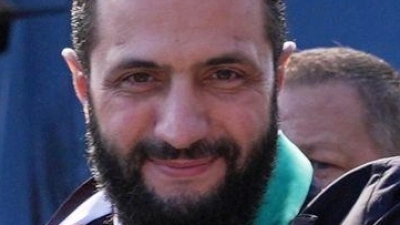 Ahmed al-Scharaa, Übergangspräsident von Syrien, winkt Anhängern vor dem Weißen Haus zu. (Foto: Jacquelyn Martin/AP/dpa)