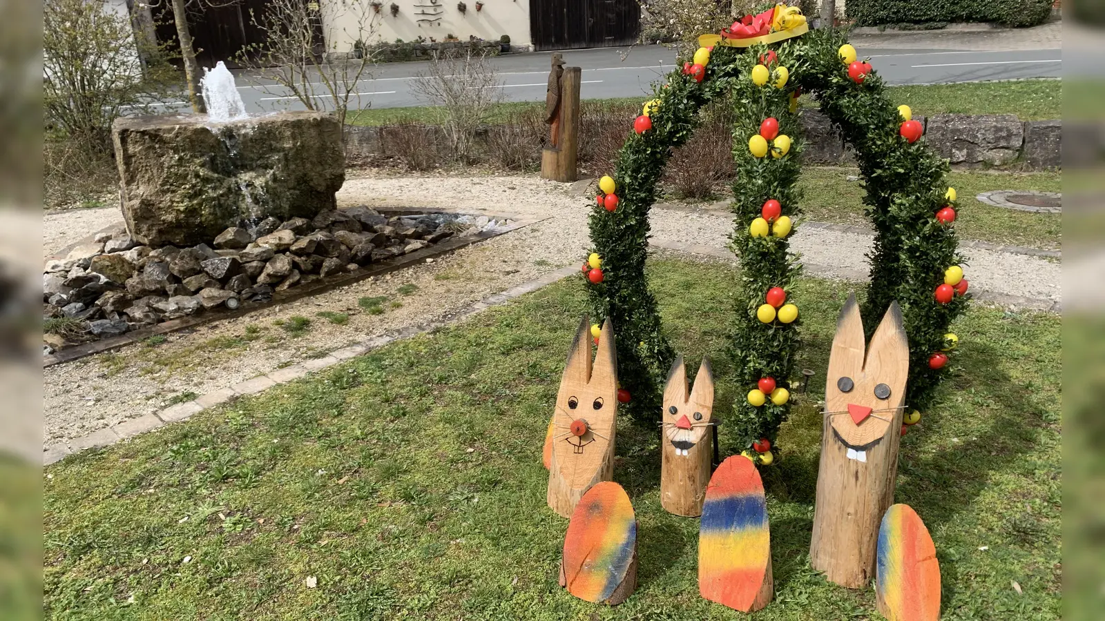 Nicht auf den, aber immerhin neben den Brunnen hat es ein kleiner, feiner Osterschmuck in Markt Taschendorf geschafft. (Foto: Otmar Lorey)