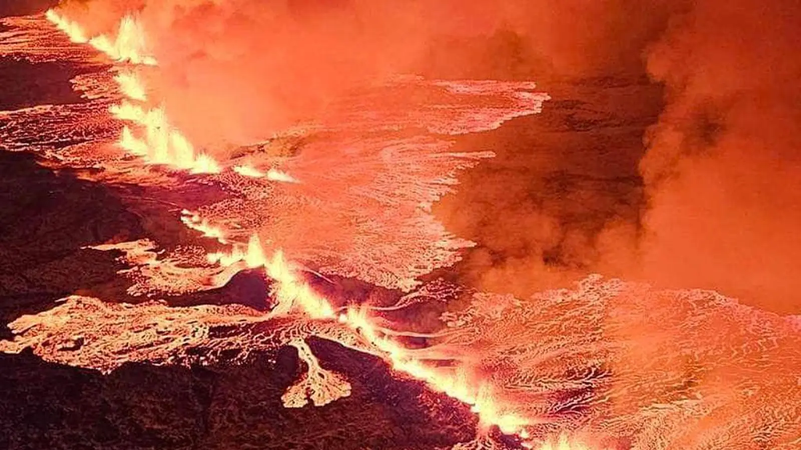 Magma strömt bei einem vergangenen vulkanischen Ausbruch in der Nähe von Grindavík aus einer Erdspalte. (Foto: Icelandic Civil Protection Dept/ZUMA Press Wire/dpa)