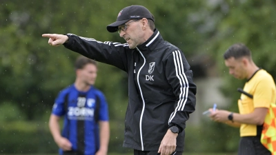 „Hier geht&#39;s lang”: Neuendettelsaus Trainer Dieter Kreiselmeier pocht auf mehr Durchschlagskraft im Angriff. (Foto: Martin Rügner)