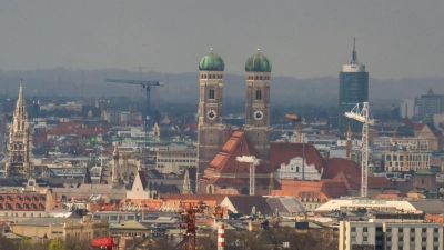 Soll künftig zwei weitere markante Erhebungen beinhalten: die Münchner Skyline. (Archivbild) (Foto: Peter Kneffel/dpa)