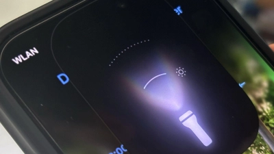 Neue Spielerei: Das Licht der Taschenlampe lässt sich unter iOS 18 zu einem Kegel bündeln oder stufenlos breit streuen. (Foto: Franziska Gabbert/dpa-tmn)