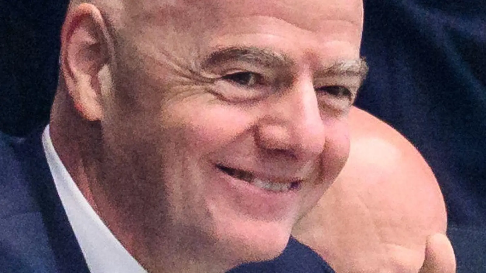 Gianni Infantino hat gute Laune bei der WM.  (Foto: Tom Weller/dpa)