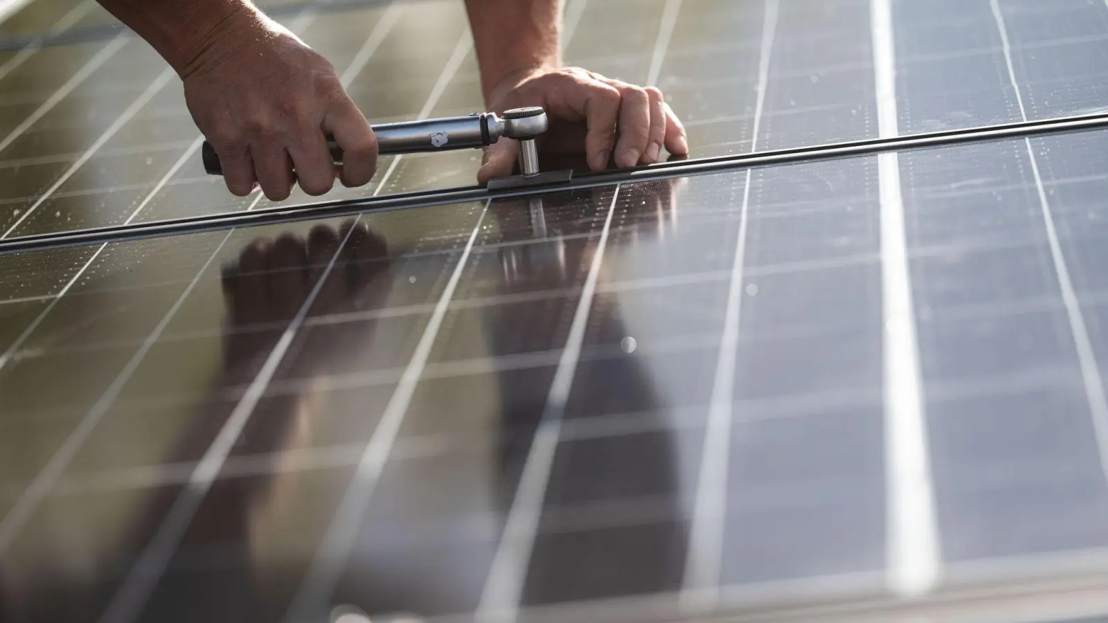 Einnahmen aus Solaranlagen sollen bis zu einer bestimmten Leistung nun von der Ertragsteuer befreit werden, so ein Kabinettsbeschluss. (Foto: Marijan Murat/dpa)