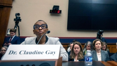 Die mittlerweile ehemaligen Universitätspräsidentinnen Claudine Gay (Harvard, l) und Liz Magill (Pennsylvania, r.) während einer Anhörung im Dezember vor dem Bildungsausschusses des US-Repräsentantenhauses in Washington. (Foto: Mark Schiefelbein/AP)