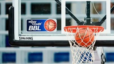 Eine Basketball landet im Netz. (Foto: Uwe Anspach/dpa/Symbolbild)