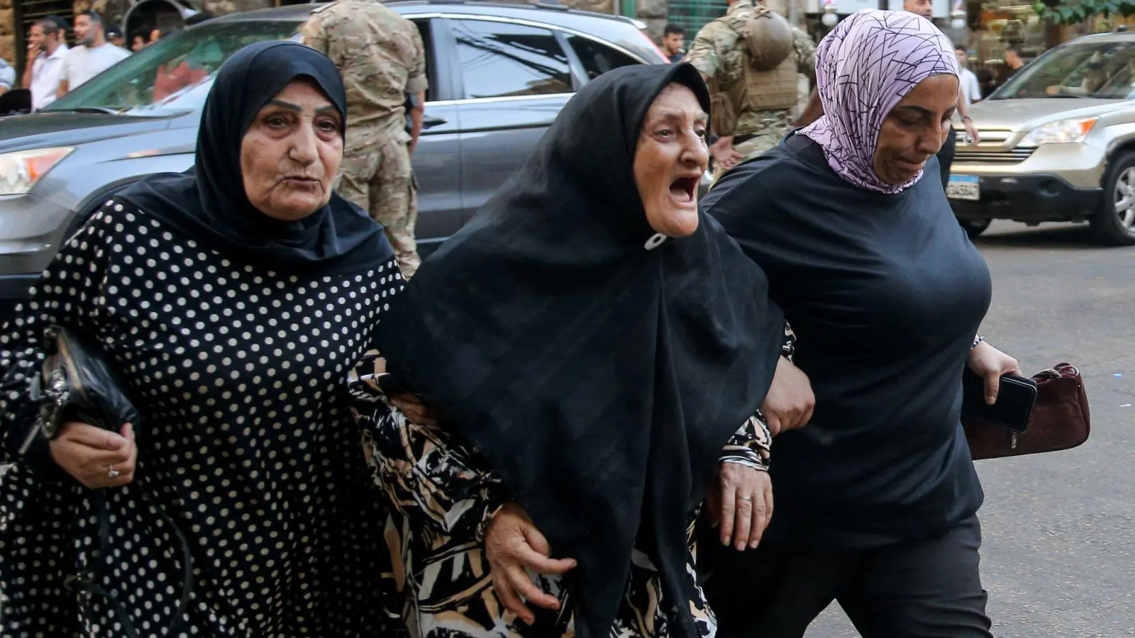 Trauer nach den Explosionen im Libanon. (Foto: Marwan Naamani/dpa)