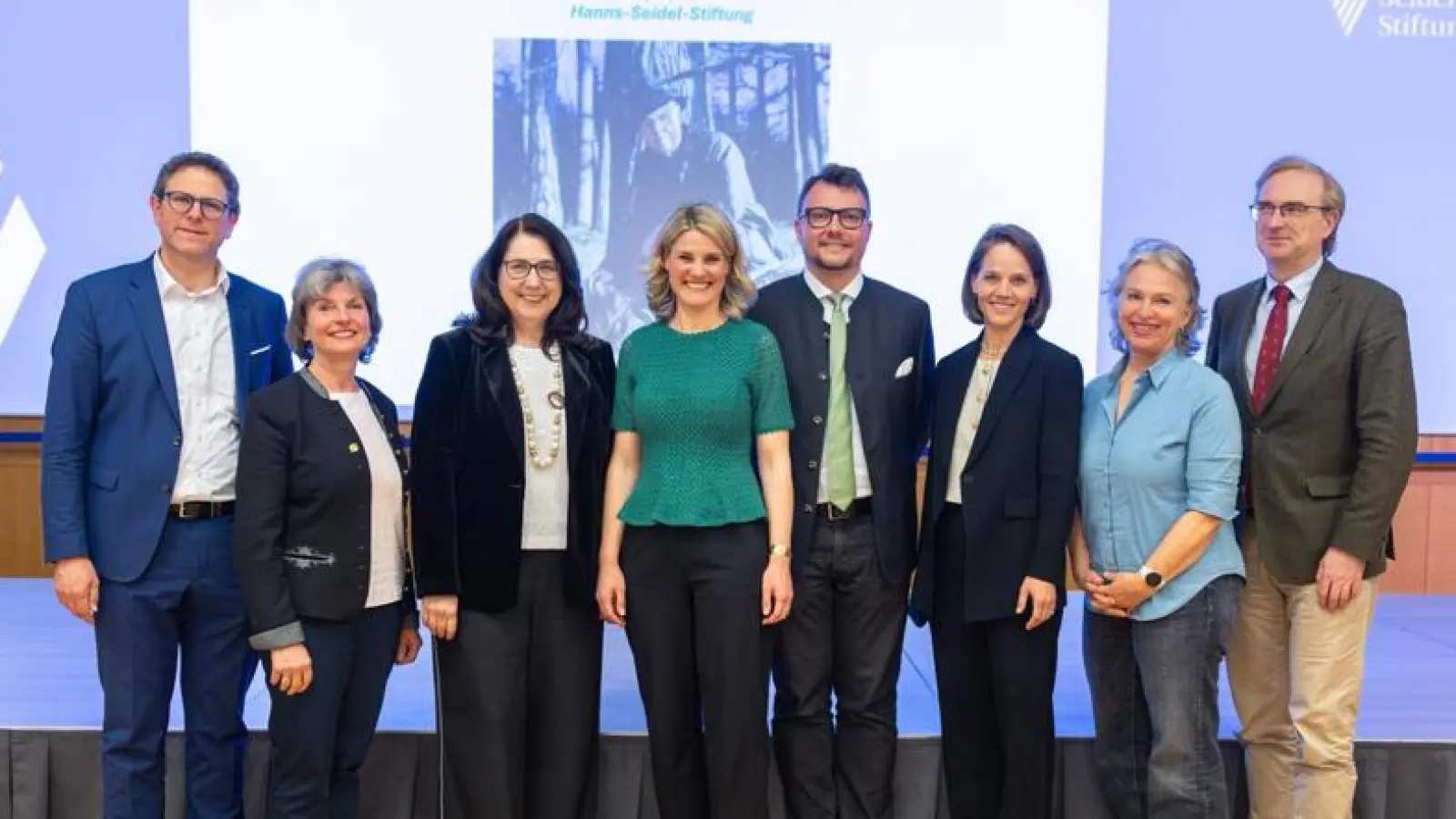 Zu Gast in München (v.l.): Martin Heilig (OB Würzburg), Beate Rutkowski (Bund Naturschutz Bayern), MdL Tanja Schorer-Dremel, Sophia Göppel-Kraft, Dr. Christian Petrzik (Archivleiter), Barbara Metz (Tochter von Josef Göppel), Gisela Sengl (Grünen-Landesvorsitzende in Bayern), MdL Alexander Flierl.  (Foto: Nadine Benker)