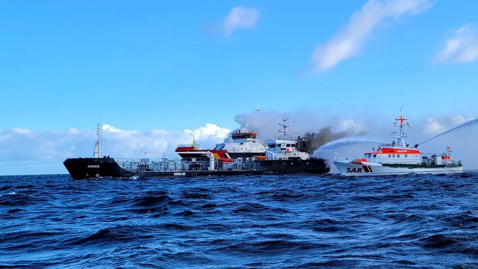 Kampf gegen die Flammen: Seenotretter gehen gegen den Brand auf dem Küstentankschiff „Annika“ vor. (Foto: -/Die Seenotretter - DGzRS/dpa)