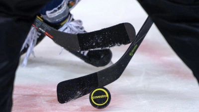 Der Puck beim Bully. (Foto: Bernd Thissen/dpa/Archivbild)