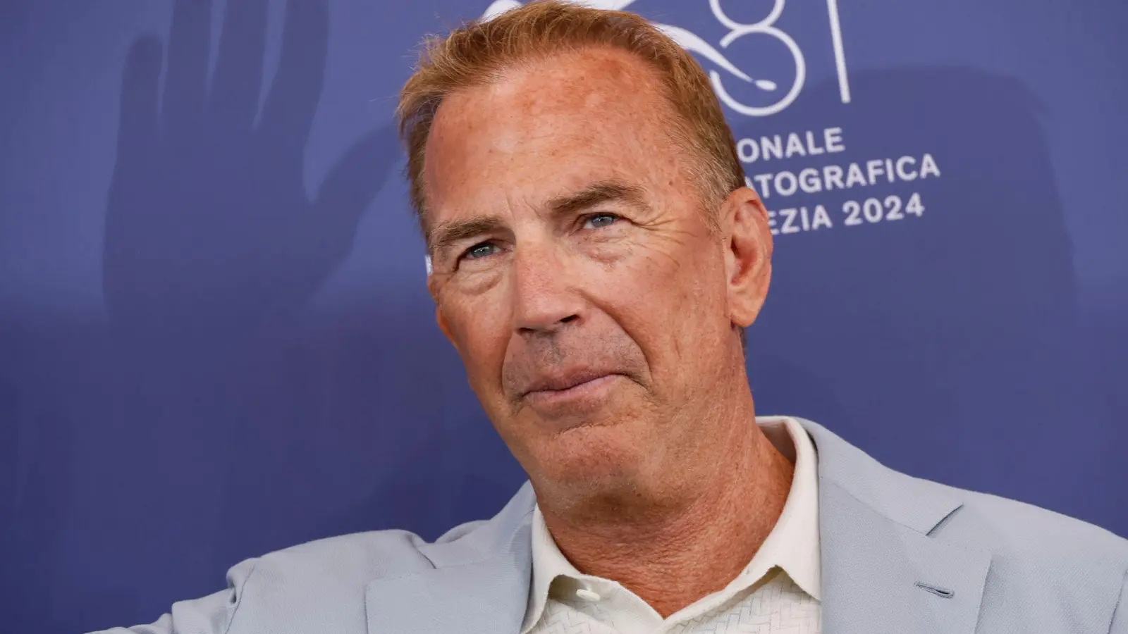 Schauspieler und Musiker Kevin Costner veröffentlicht mit seiner Band einen Song als Spenden-Aktion. (Archivbild)  (Foto: Joel C Ryan/Invision/AP/dpa)