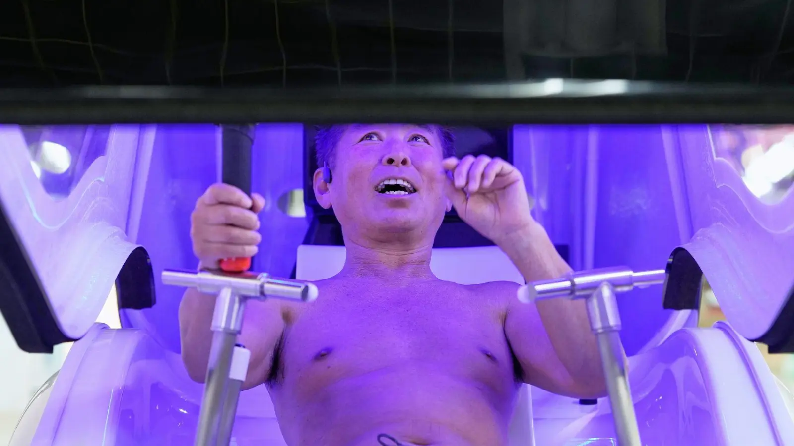 Im Hightechland Japan gibt es jetzt eine Waschmaschine für Menschen.   (Foto: Eugene Hoshiko/AP/dpa)