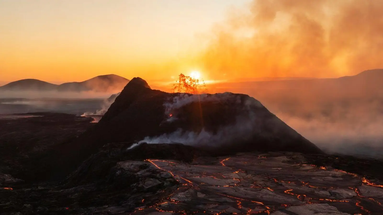 Die Sonne geht über dem aktiven Krater eines  Vulkans bei Grindavik auf Island auf. (Foto: Marco Di Marco/AP/dpa)