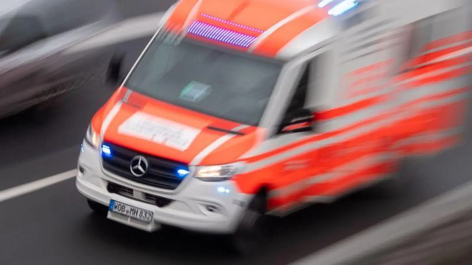 Sanitäter bringen das Seniorenpaar in ein Krankenhaus. (Symbolbild) (Foto: Julian Stratenschulte/dpa)