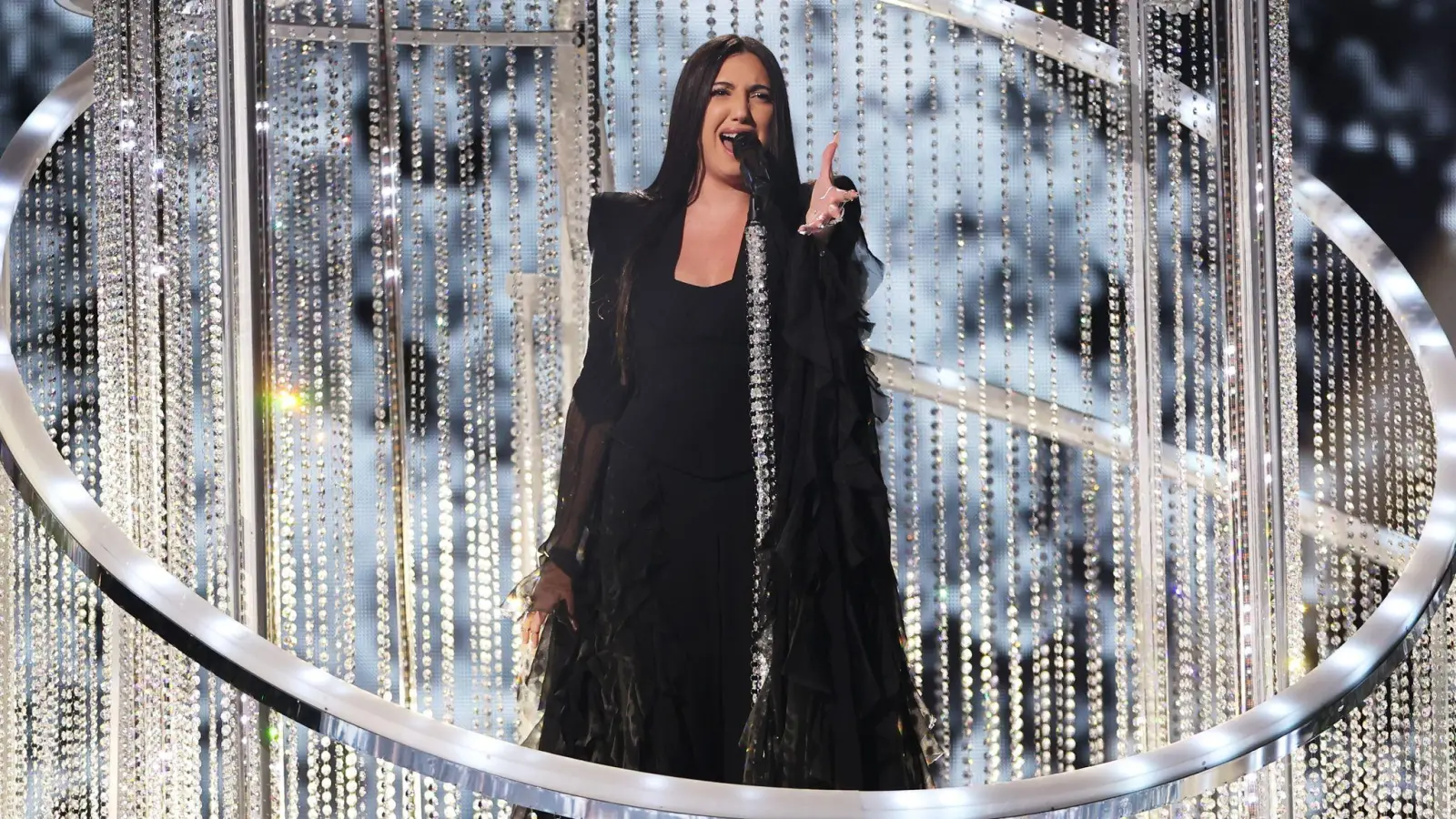 Yuval Raphael singt ihren Titel „New Day Will Rise“. (Foto: Jens Büttner/dpa)