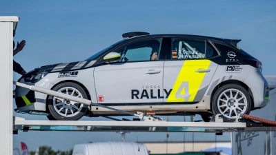 Ein Rallyefahrzeug wird aus einem Lkw ausgeladen. (Foto: Armin Weigel/dpa)