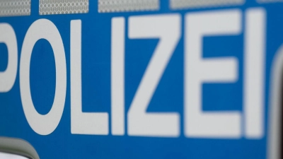 Die Polizei sperrt die Autobahn in Richtung Würzburg. (Symbolbild) (Foto: Marijan Murat/dpa)