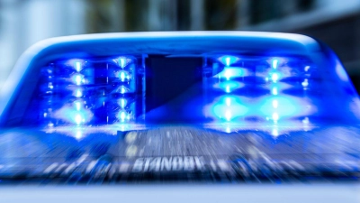 Der Polizei gelang es, zwei Fahrzeuge – ein Auto und ein Motorrad – auf der A6 zu stoppen, die sich bei hohen Geschwindigkeiten ein illegales Autorennen lieferten. (Symbolbild: David Inderlied/dpa)