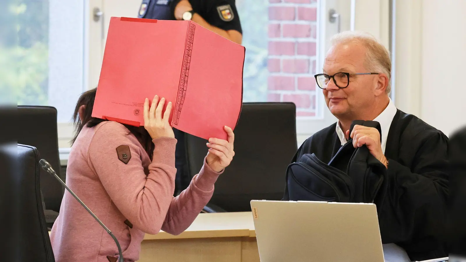 Die Angeklagte wird stets mit Fußfesseln in den Gerichtssaal geführt.  (Foto: Bernd Wüstneck/dpa)